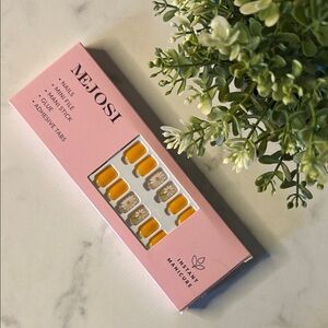 Floral Press-On Nails - Yellow and White